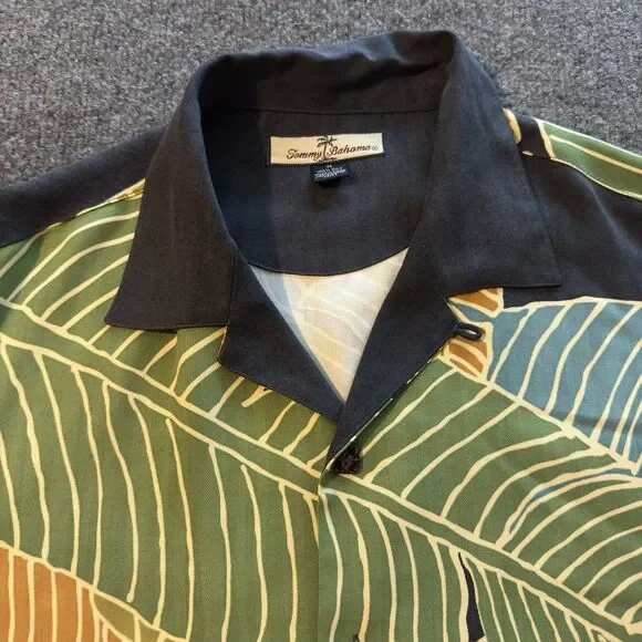 Tommy Bahama Colorful 100% Silk Tropical Banana Print Button Down Men’s Medium - Picture 2 of 6